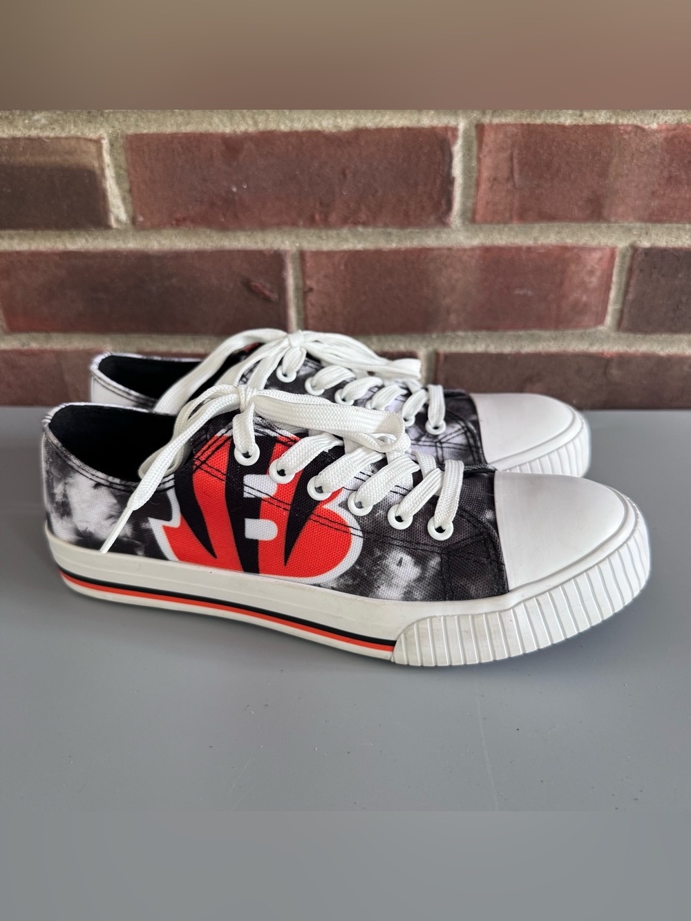 FOCO Cincinnati Bengals Women’s Size US 9 Low Top Canvas Sneakers NFL Shoes. In